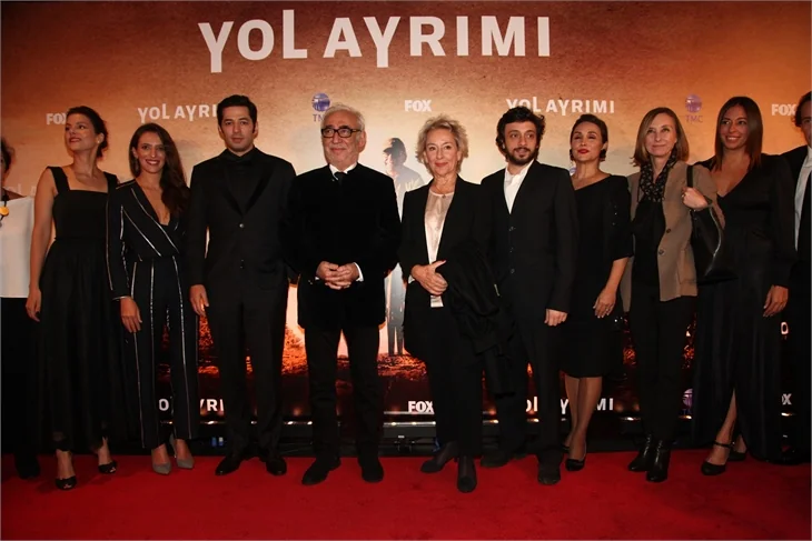 Yol Ayrımı'nın galasından kırmızı halı görüntüleri!