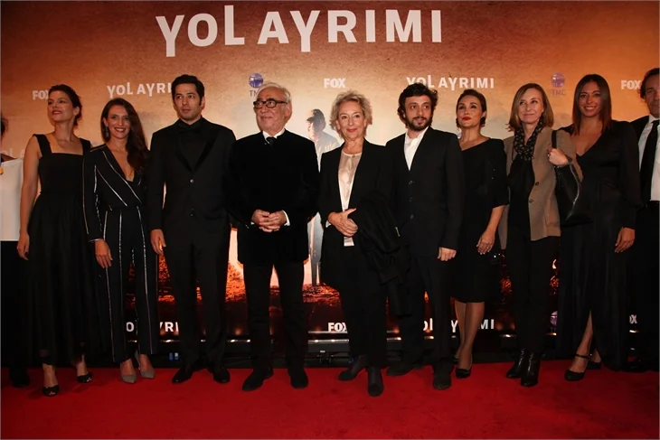 Yol Ayrımı'nın galasından kırmızı halı görüntüleri!