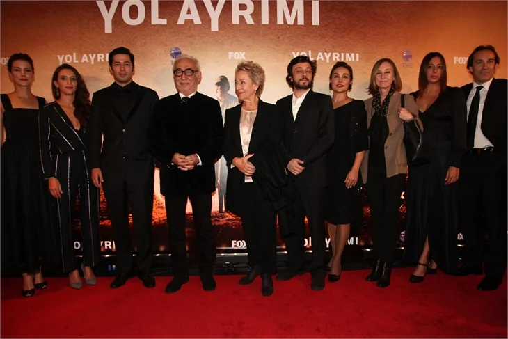 Yol Ayrımı'nın galasından kırmızı halı görüntüleri!