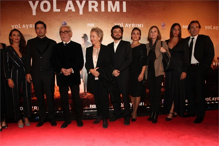 Yol Ayrımı'nın galasından kırmızı halı görüntüleri!