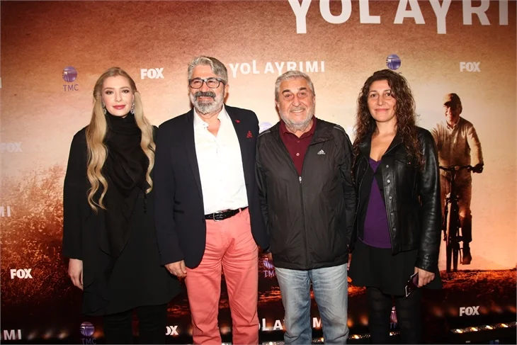 Yol Ayrımı'nın galasından kırmızı halı görüntüleri!