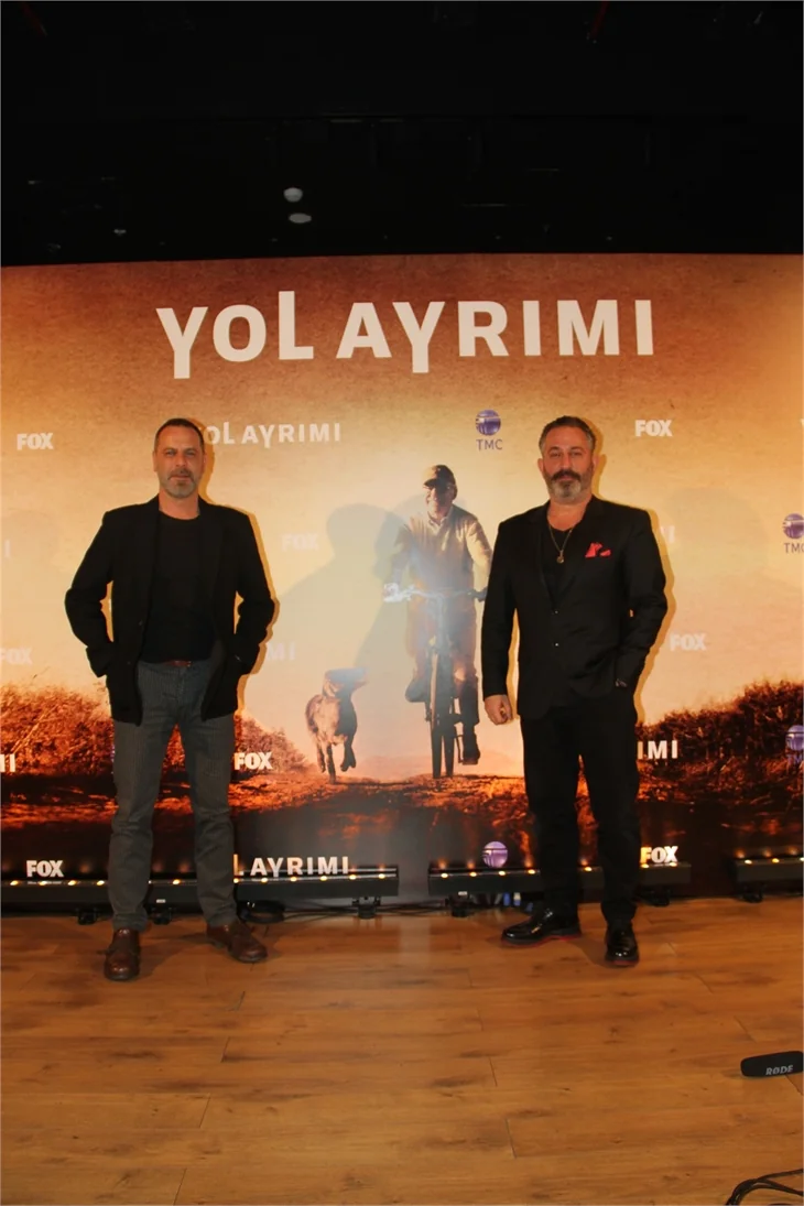 Yol Ayrımı'nın galasından kırmızı halı görüntüleri!