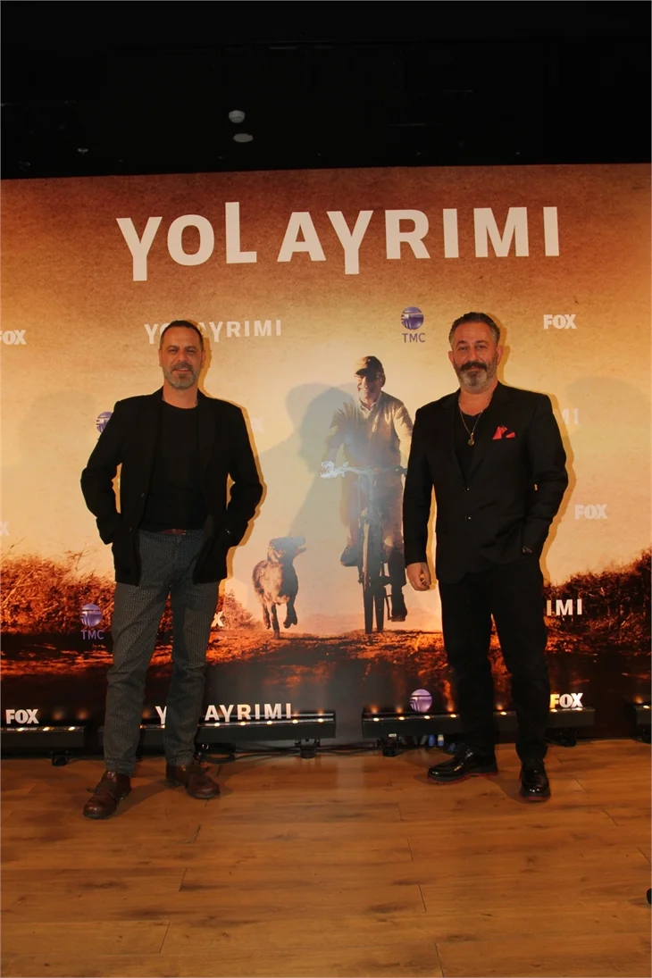 Yol Ayrımı'nın galasından kırmızı halı görüntüleri!