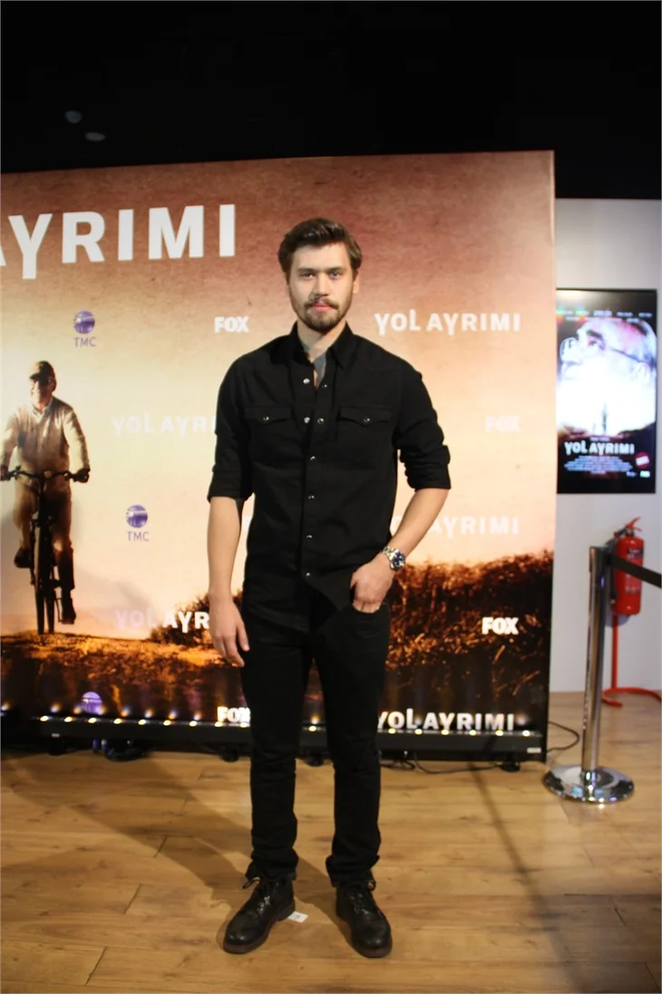 Yol Ayrımı'nın galasından kırmızı halı görüntüleri!