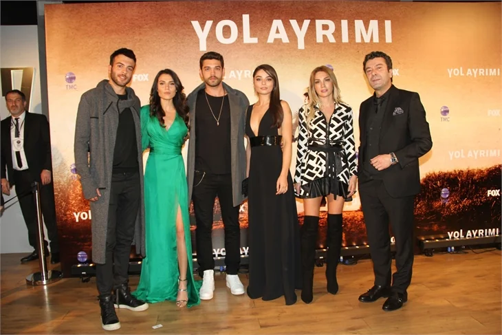 Yol Ayrımı'nın galasından kırmızı halı görüntüleri!