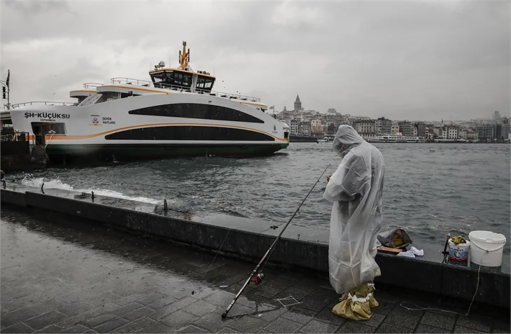 İstanbul'da sağanak yağış; yollar göle döndü