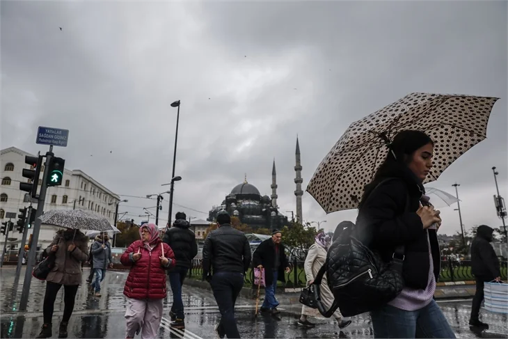 İstanbul'da sağanak yağış; yollar göle döndü