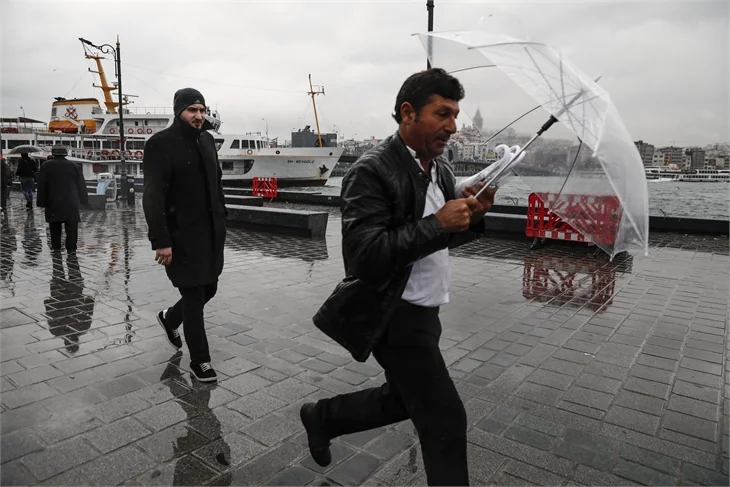 İstanbul'da sağanak yağış; yollar göle döndü