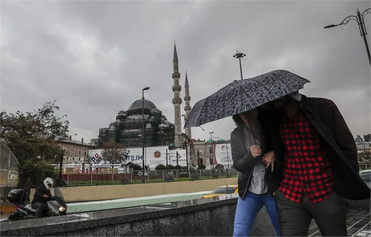 İstanbul'da sağanak yağış; yollar göle döndü