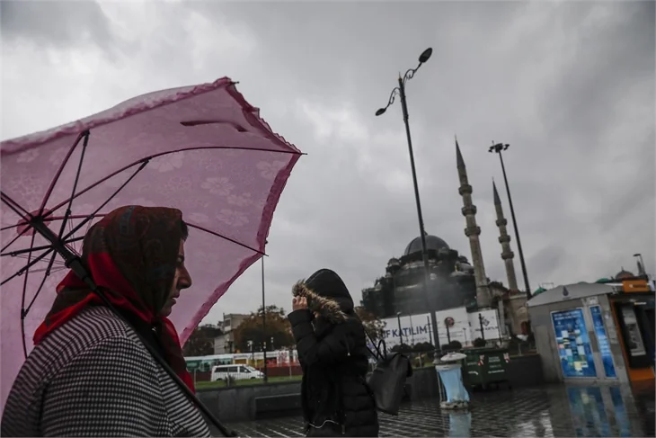 İstanbul'da sağanak yağış; yollar göle döndü
