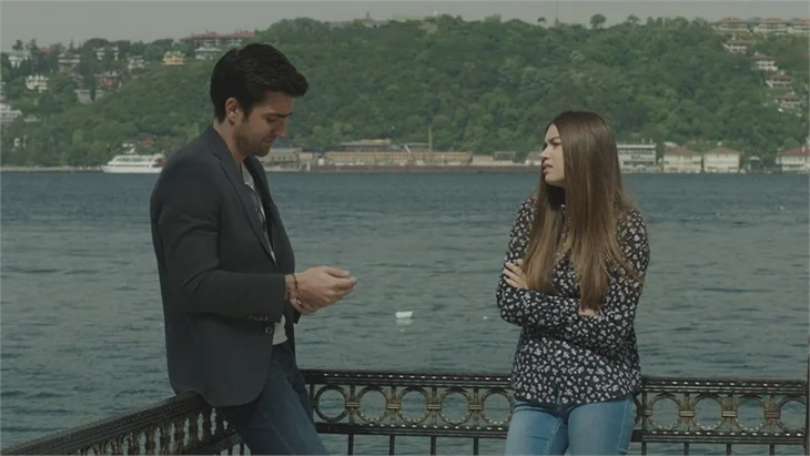 Afra Saraçoğlu ve Çağlar Ertuğrul aşk mı yaşıyor?