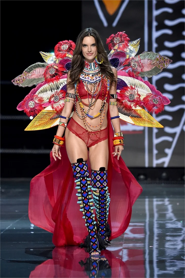 Victoria’s Secret şovu nefes kesti!