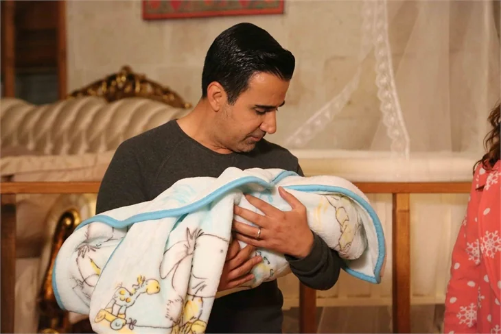 Emrah'tan 'Aşk ve Mavi'ye özel ninni!