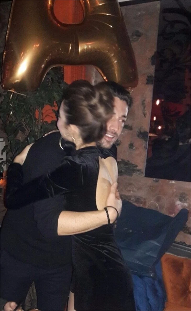 Afra Saraçoğlu yeni yaşını kutladı!