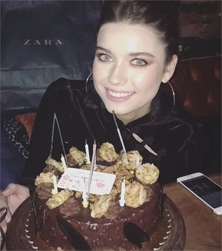 Afra Saraçoğlu yeni yaşını kutladı!