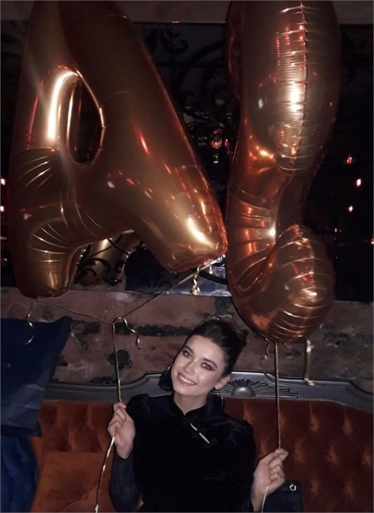 Afra Saraçoğlu yeni yaşını kutladı!