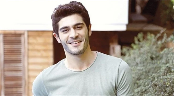 Burak Deniz, Bollywood’a transfer oldu!
