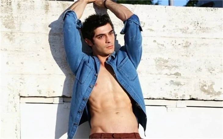 Burak Deniz, Bollywood’a transfer oldu!