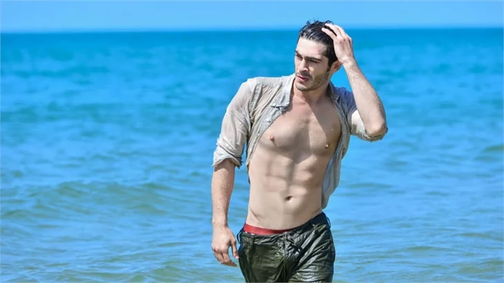 Burak Deniz, Bollywood’a transfer oldu!