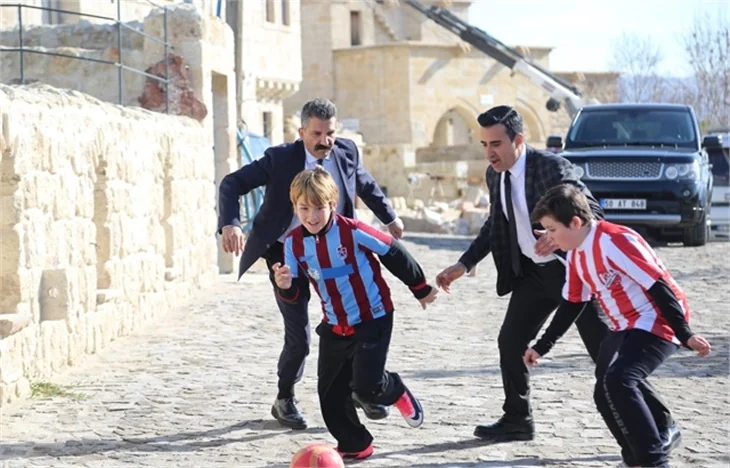 Emrah seneler sonra futbol oynadı!