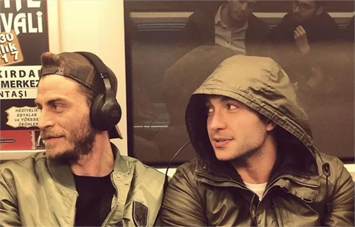 "Keanu Reeves'e bakarken"