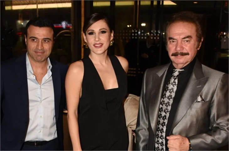 Gecikmeli düğüne ünlü yağdı!