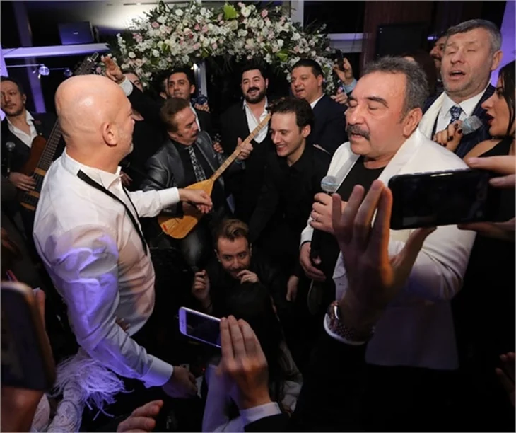 Gecikmeli düğüne ünlü yağdı!