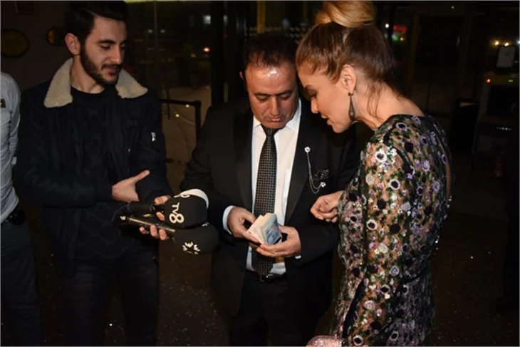 Gecikmeli düğüne ünlü yağdı!