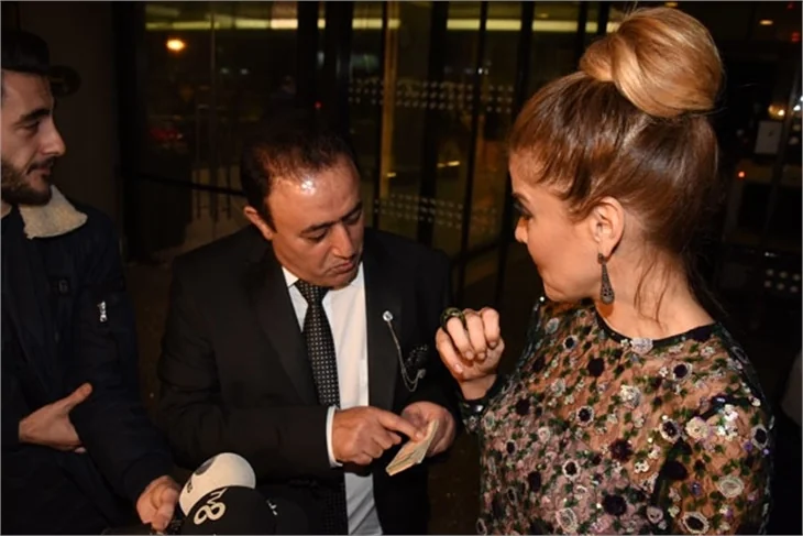 Gecikmeli düğüne ünlü yağdı!