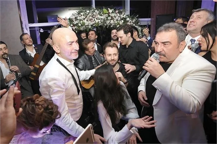 Gecikmeli düğüne ünlü yağdı!