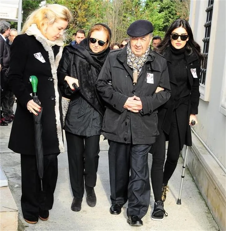 İdil Fırat'ı acı gününde yalnız bırakmadı!
