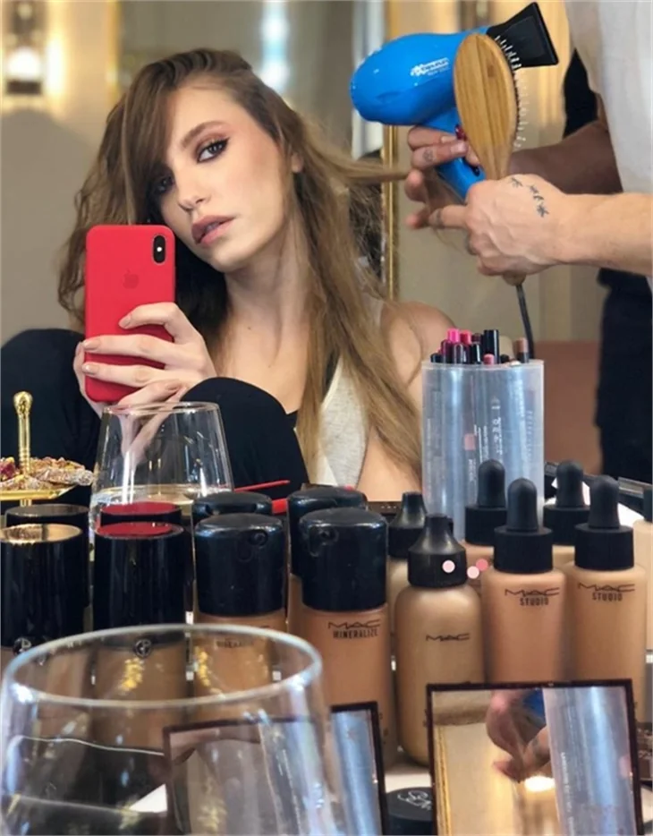 Serenay Sarıkaya kendini çekmeye doyamadı!