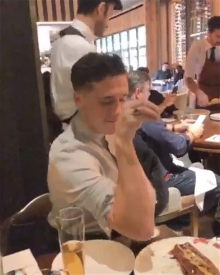 Nusret, David Beckham'ı elleriyle besledi!