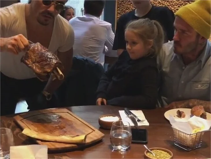 Nusret, David Beckham'ı elleriyle besledi!
