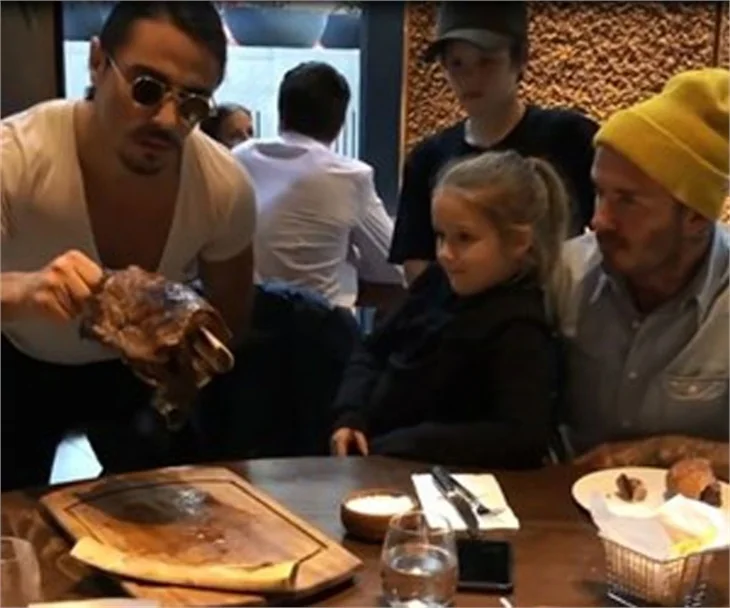 Nusret, David Beckham'ı elleriyle besledi!