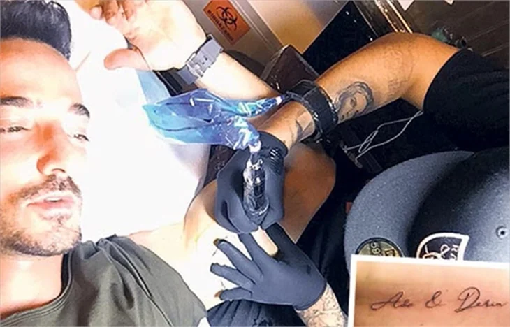 Gökhan Özen kızlarını koluna dövme yaptırdı!