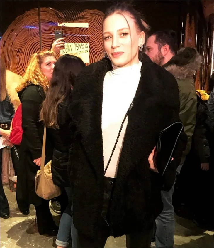 Serenay Sarıkaya şıklığı!