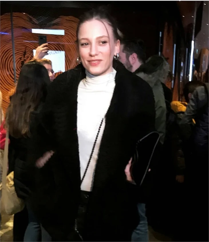 Serenay Sarıkaya şıklığı!