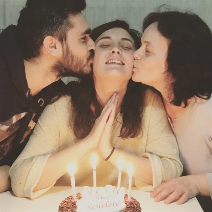 Aslı Gürbüz'e öpücüklü kutlama!