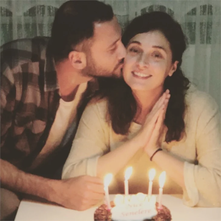 Aslı Gürbüz'e öpücüklü kutlama!