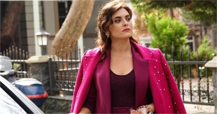 Aslı Gürbüz'e öpücüklü kutlama!