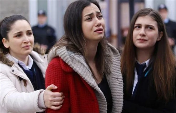 Kırgın Çiçekler dizisine partili final!