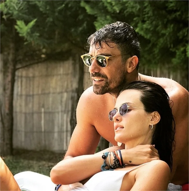 Setten eşini görüntülü arayıp...