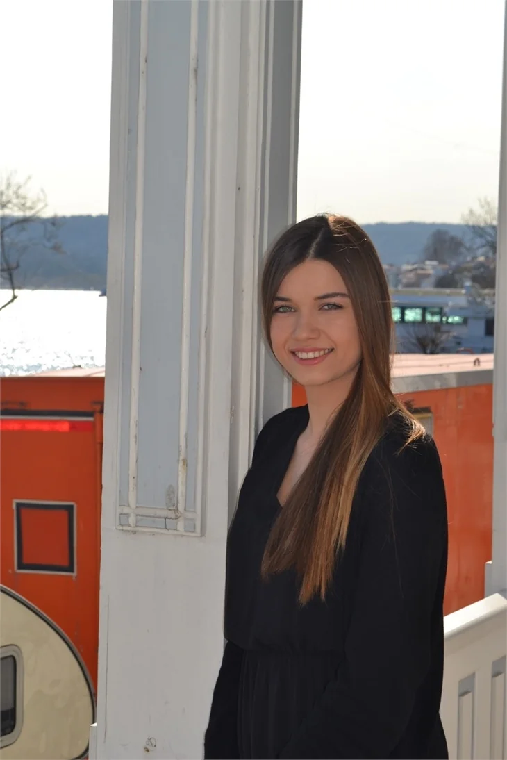 Afra Saraçoğlu'dan 'kırmızı çizgi' mesajı!