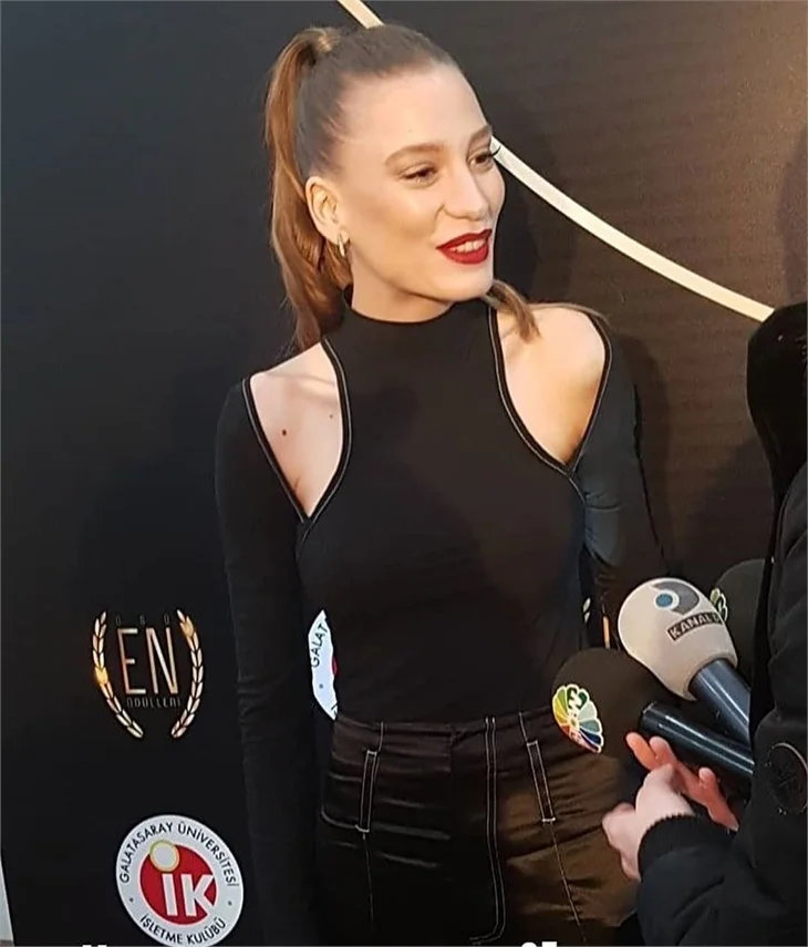 Serenay Sarıkaya'nın ödül mutluluğu!
