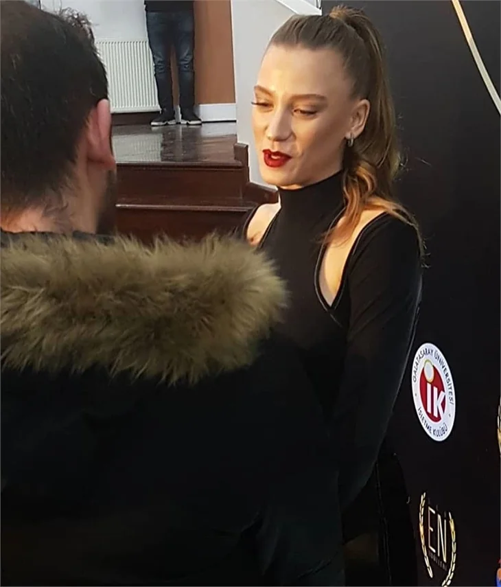 Serenay Sarıkaya'nın ödül mutluluğu!