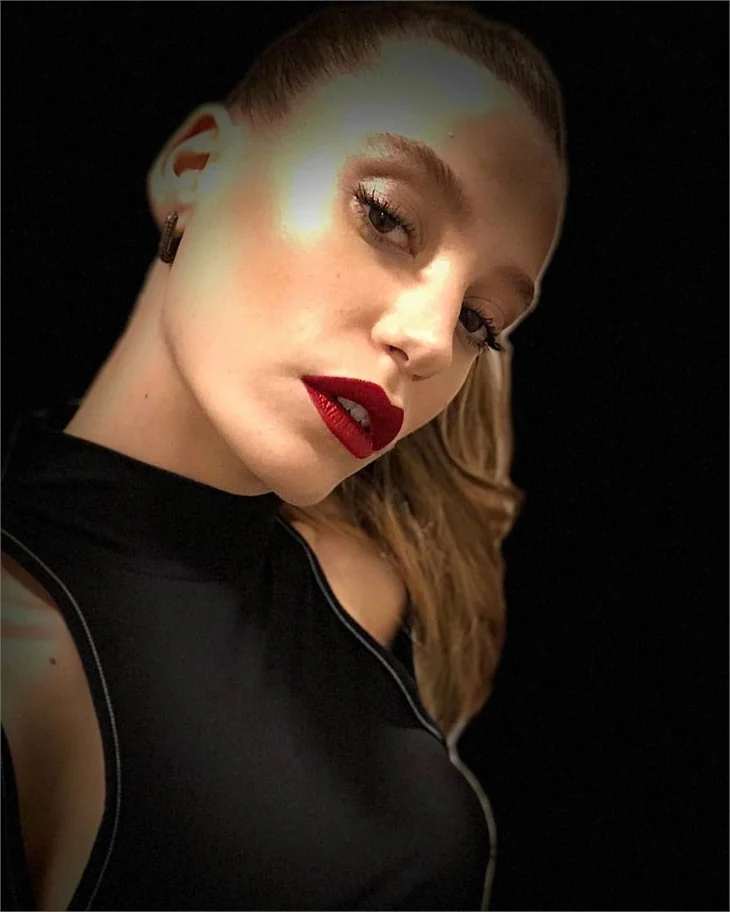 Serenay Sarıkaya'nın ödül mutluluğu!