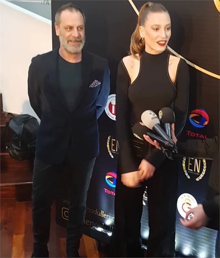 Serenay Sarıkaya'nın ödül mutluluğu!