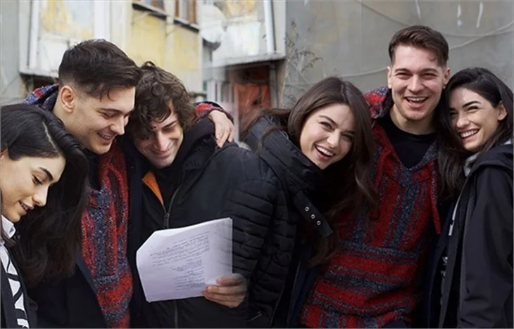 Çağatay Ulusoy'un dizisinden ilk fotoğraf geldi!