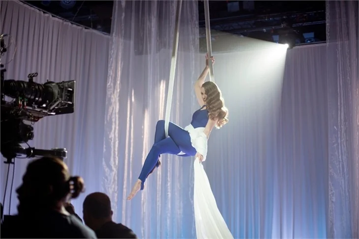 Serenay Sarıkaya’dan “aerial” dansı!